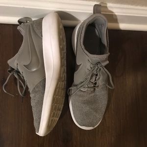 Gray Nike Roshe 3